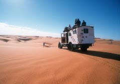 Ost-Sahara, Libyen: Große Expedition - Unser Expeditionsfahrzeug fährt der Sonne entgegen
